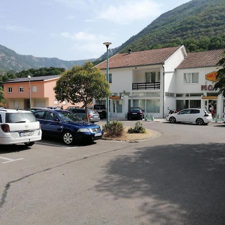 Motel And Restaurant Odusak Dreznjak Eksteriør billede